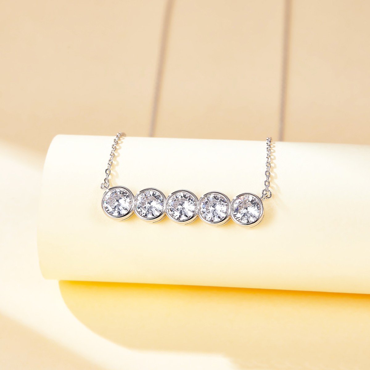 Quinta - Colar com cinco pedras de moissanite e cravação em virola