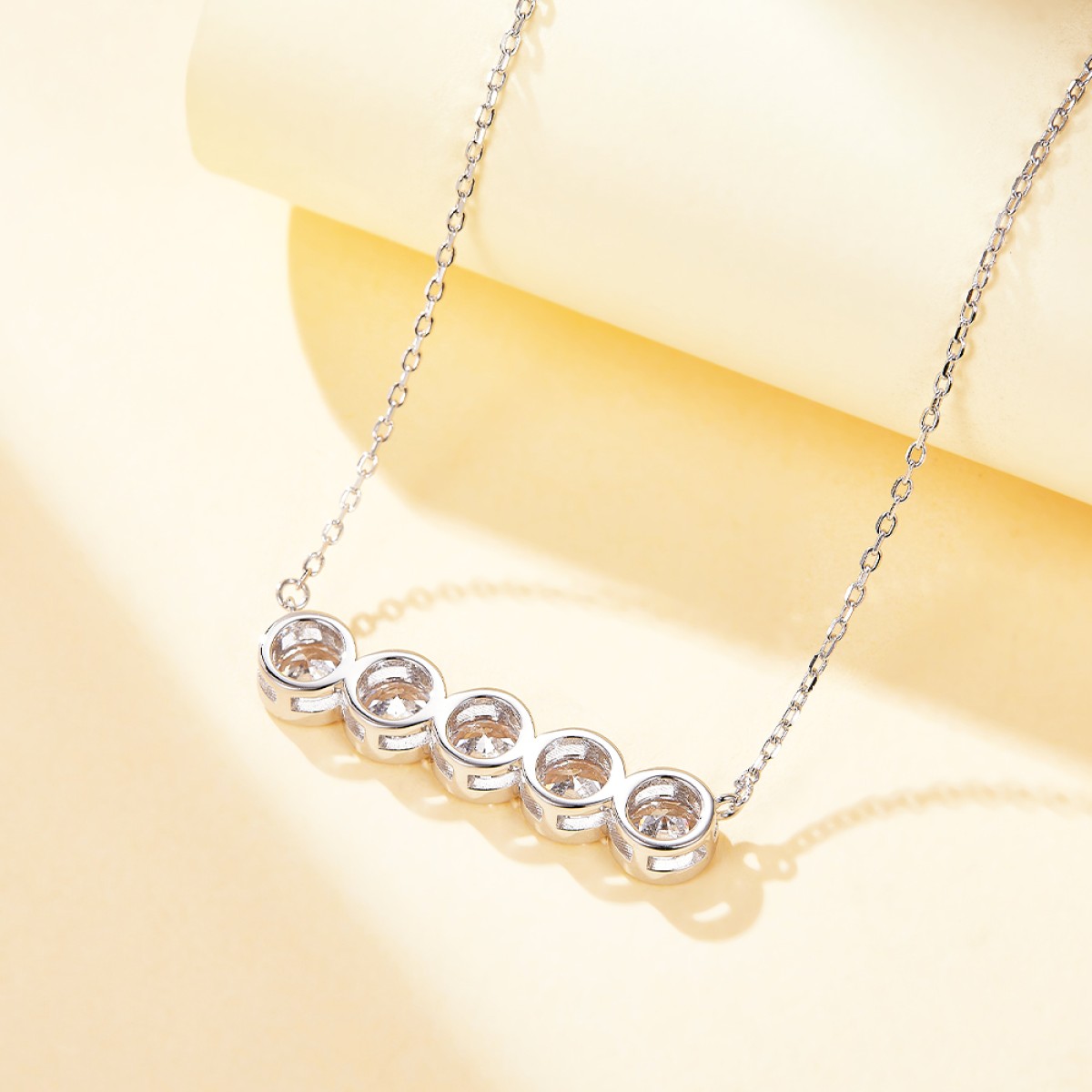 Quinta - Colar com cinco pedras de moissanite e cravação em virola