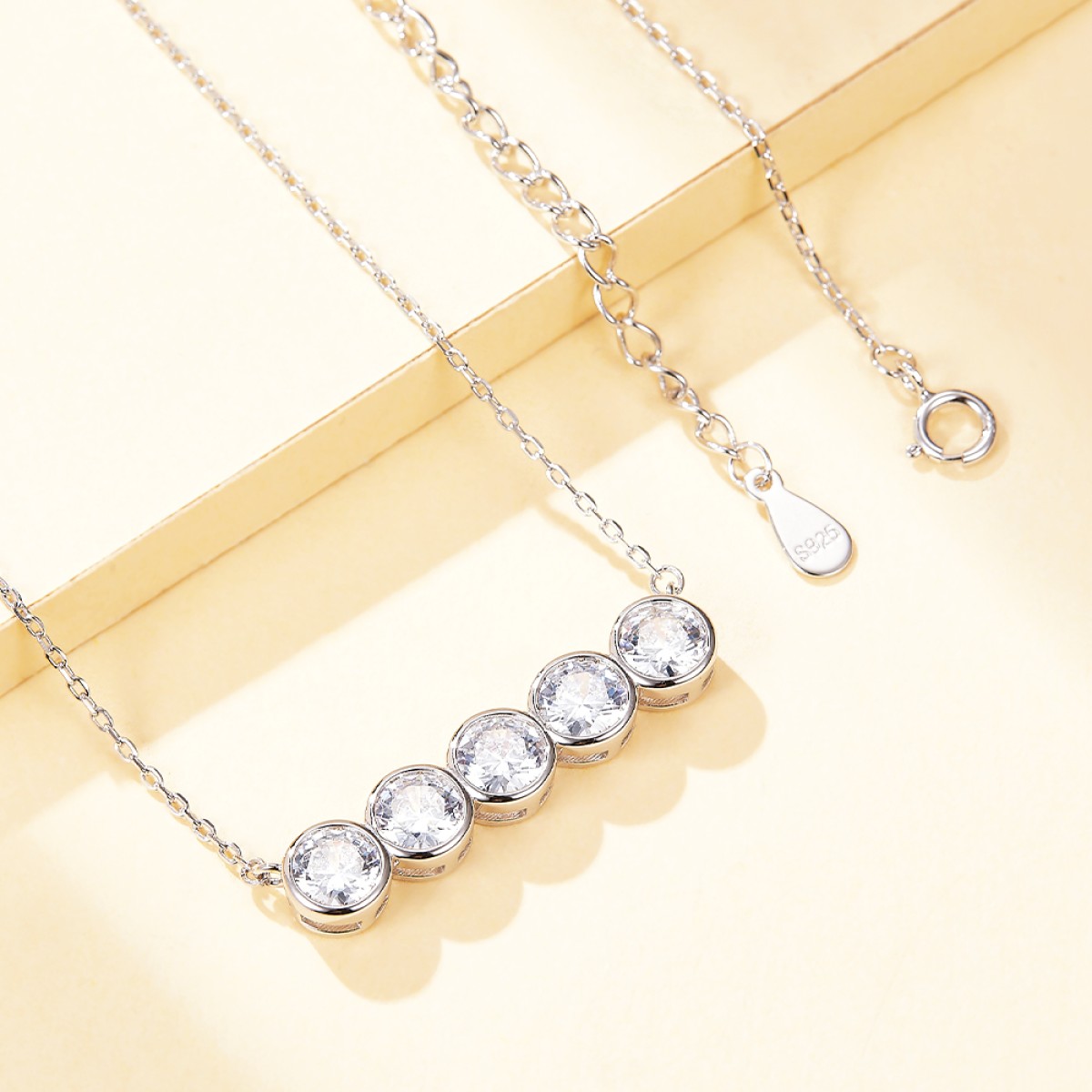 Quinta - Colar com cinco pedras de moissanite e cravação em virola