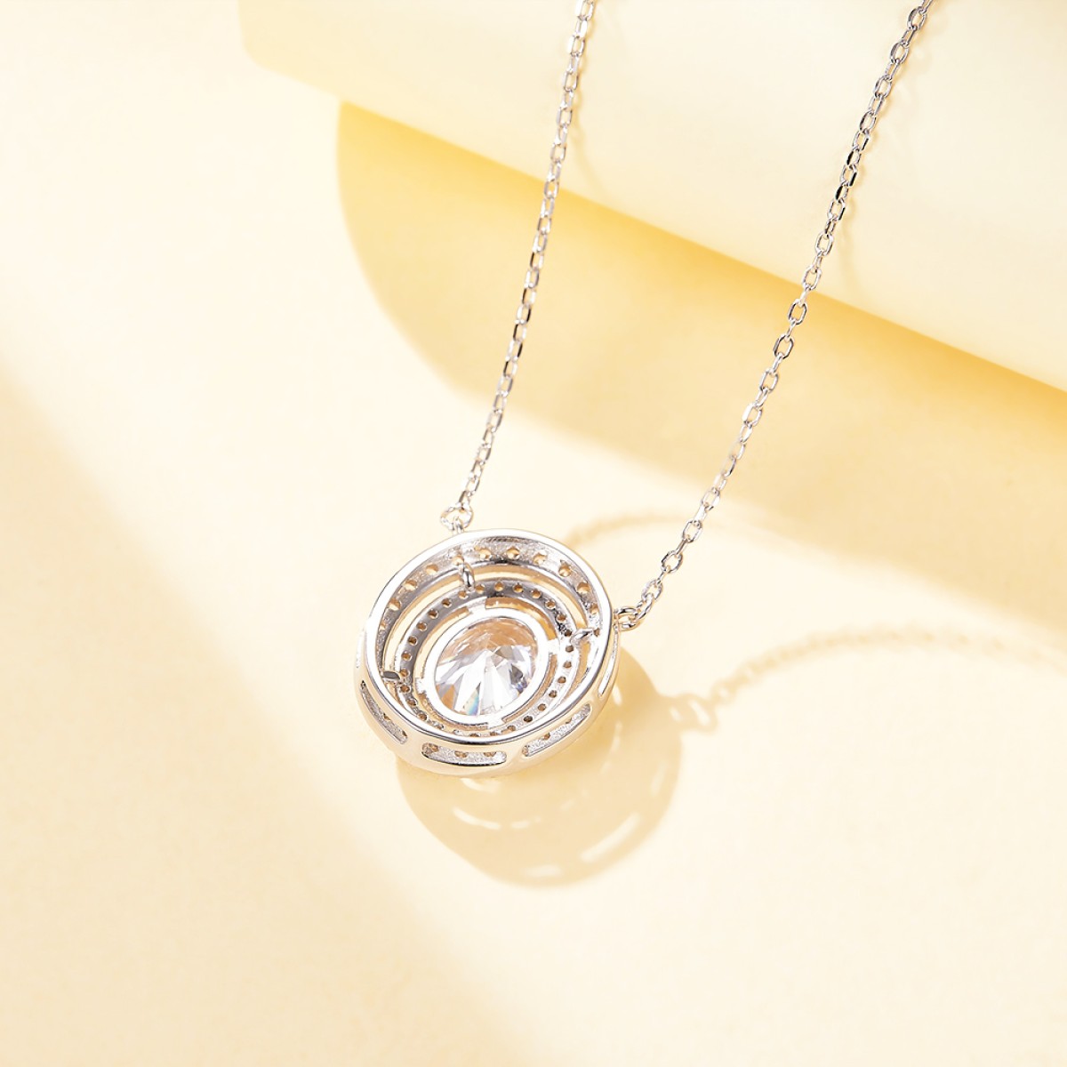Galaxia - Pendente em moissanite de talhe oval com halo duplo envolvente