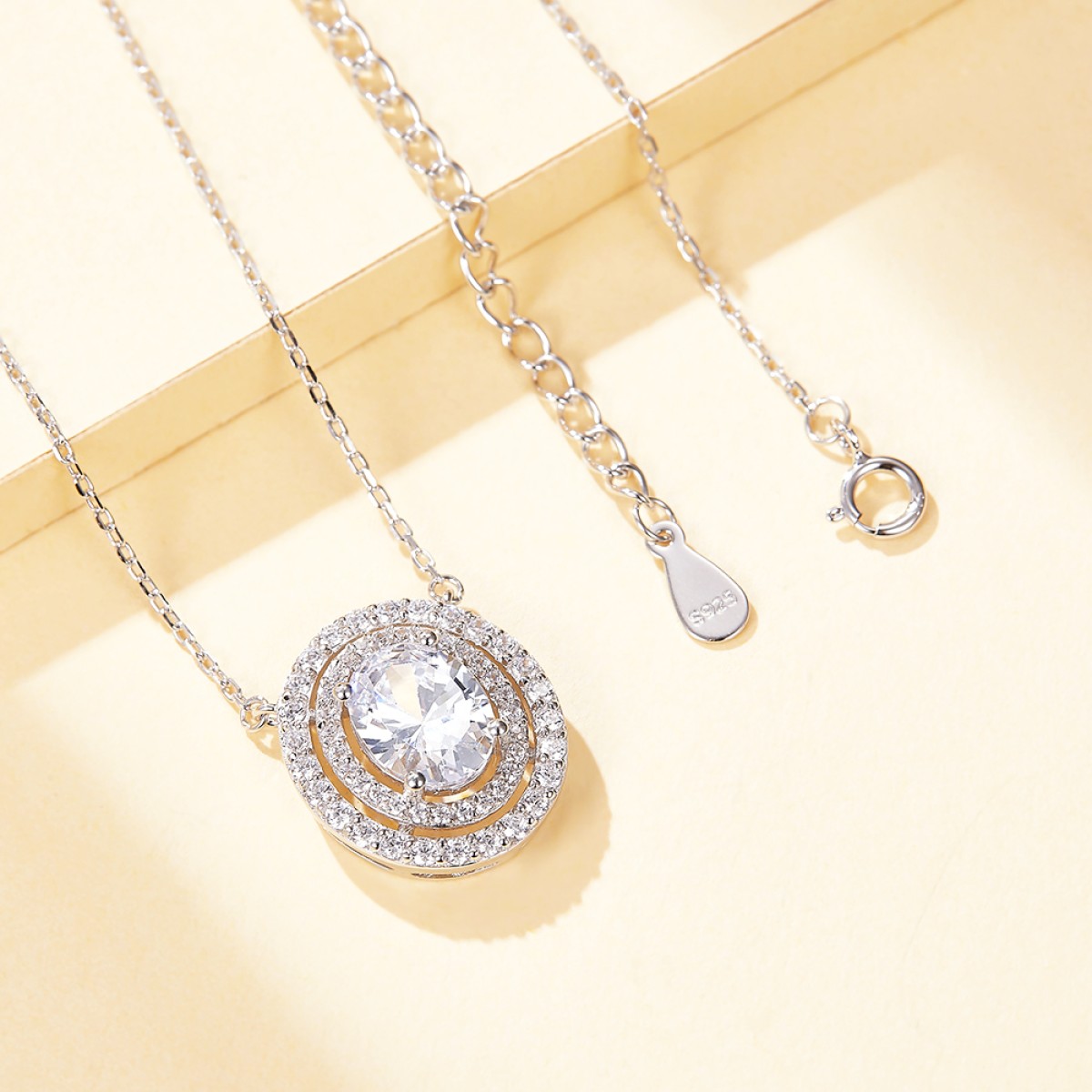 Galaxia - Pendente em moissanite de talhe oval com halo duplo envolvente