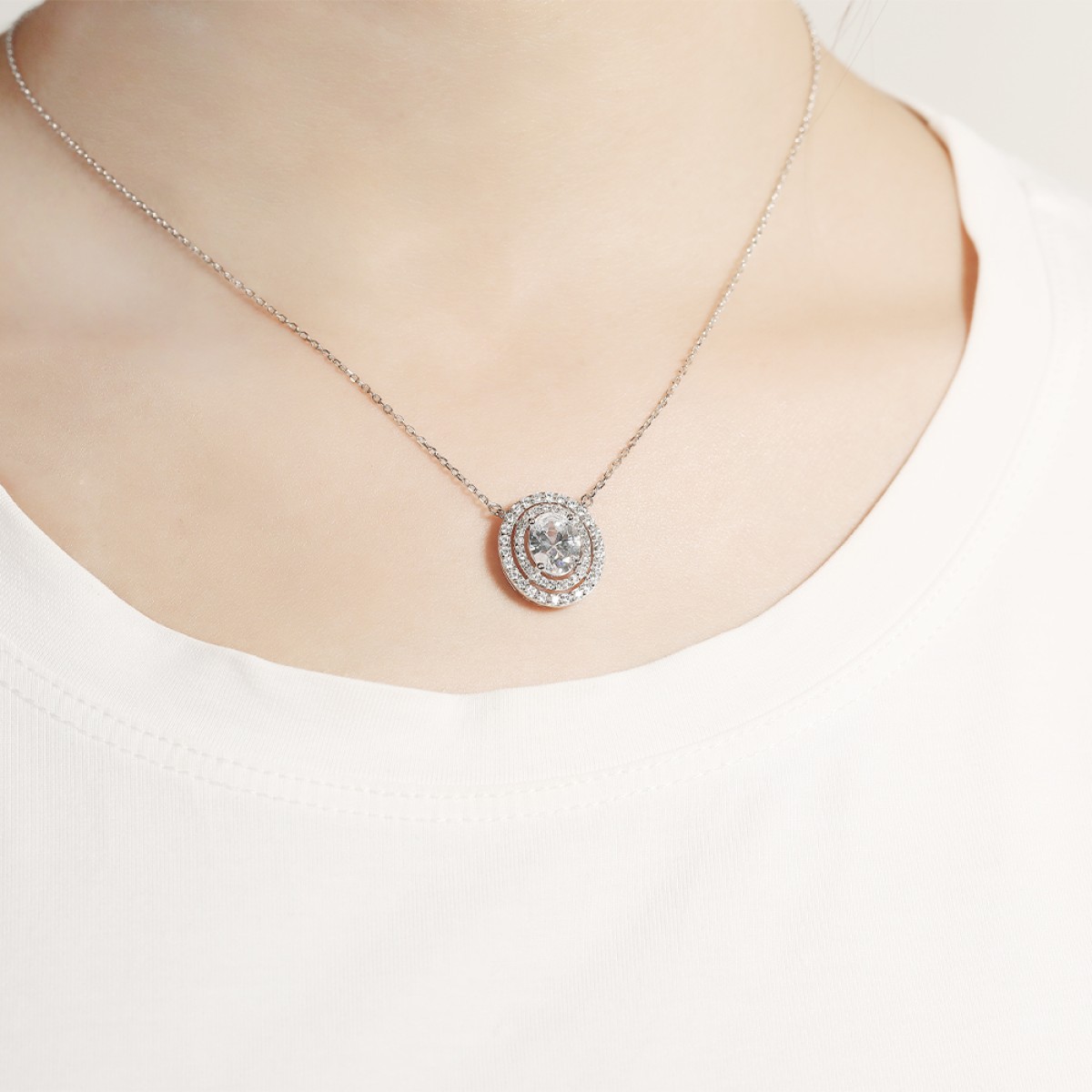 Galaxia - Pendente em moissanite de talhe oval com halo duplo envolvente