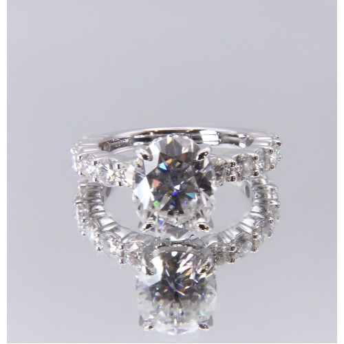 Majestica - Anel em moissanite oval com pedras laterais