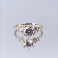 Aurora - Anel em moissanite com pedras laterais minimalistas