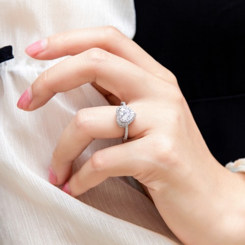Heartshine – Anel em moissanite em forma de coração com cravação em halo
