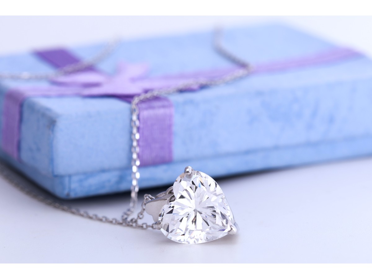 Pendentes de moissanite: 10 razões pelas quais todas as mulheres devem ter um