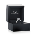 Regalia - Anel em moissanite de talhe princesa com halo e aro em pavé