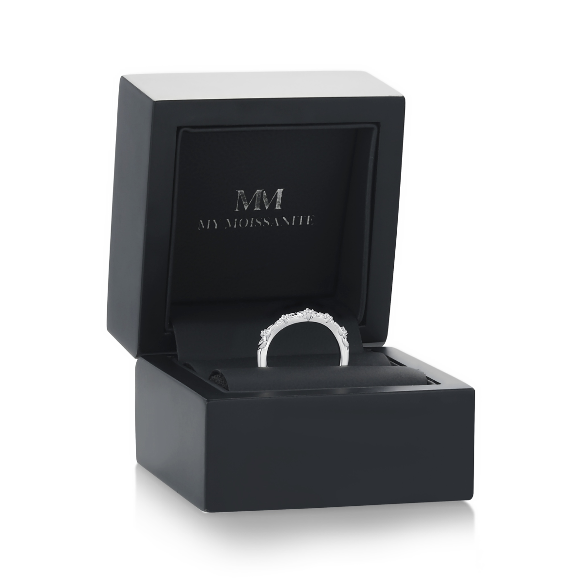 Vinea - Aliança de casamento inspirada na natureza com moissanite e motivos de folhas e videiras