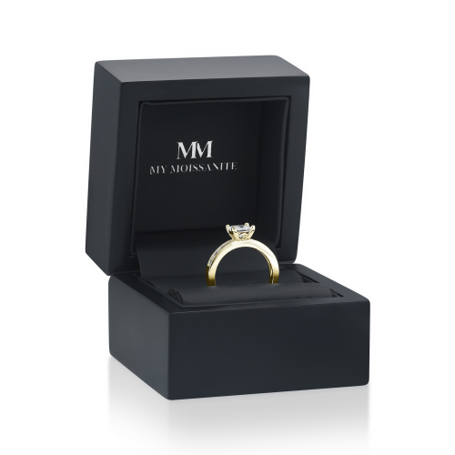 Clarity - Anel de noivado em moissanite de talhe princesa com pedras laterais cravadas em calha