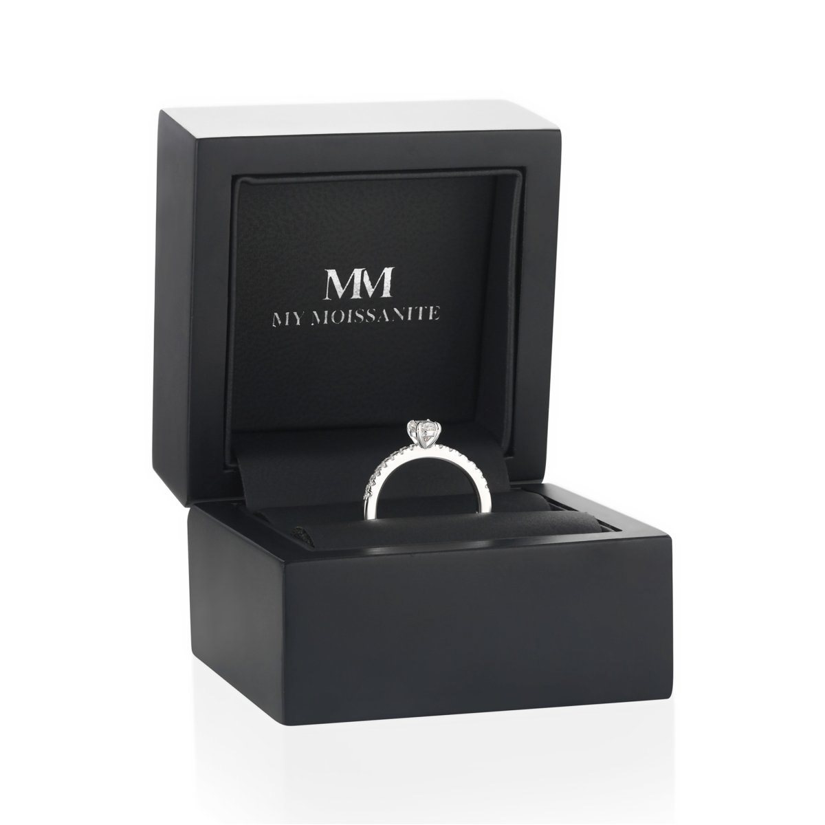 Nina anel - Anel com moissanite oval e pedras laterais em pavé