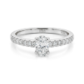Nina anel - Anel com moissanite oval e pedras laterais em pavé