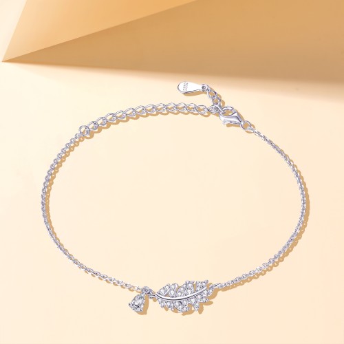 Foliana - Pulseira com charm de folha em moissanite e pormenor de pedra pendente