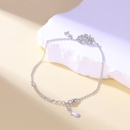 Foliana - Pulseira com charm de folha em moissanite e pormenor de pedra pendente