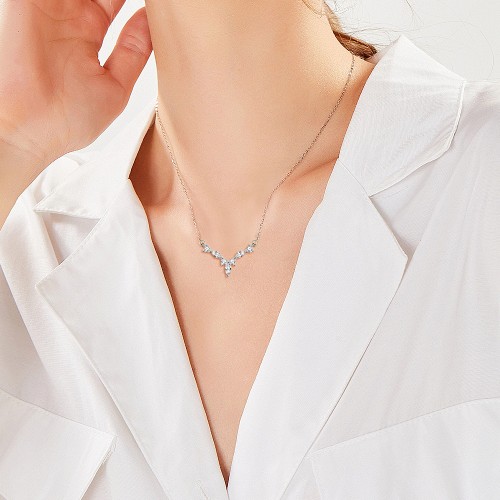 Adelina - Colar elegante em moissanite com apontamentos navette