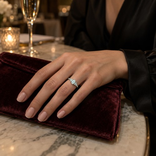 Ovaline - Anel de moissanite oval com pedras laterais minimalistas