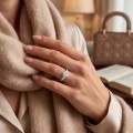 Olivette - Anel de noivado com moissanite de talhe oval e pedras laterais de talhe navette