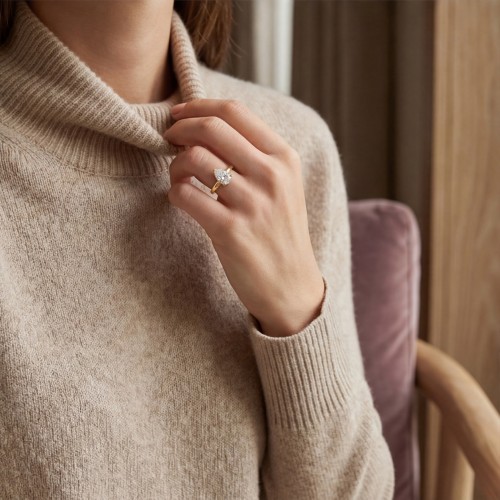 Poirine - Anel com moissanite de talhe pera, halo oculto e pedras cravadas em pavé