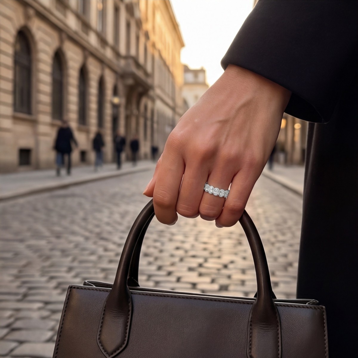 Opaline - Anel de eternidade em moissanite de talhe oval com halo recortado em pavé