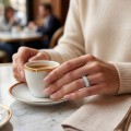 Opaline - Anel de eternidade em moissanite de talhe oval com halo recortado em pavé