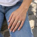 Altessa - Anel de noivado solitário em moissanite de talhe almofada com cravação alta em quatro garras