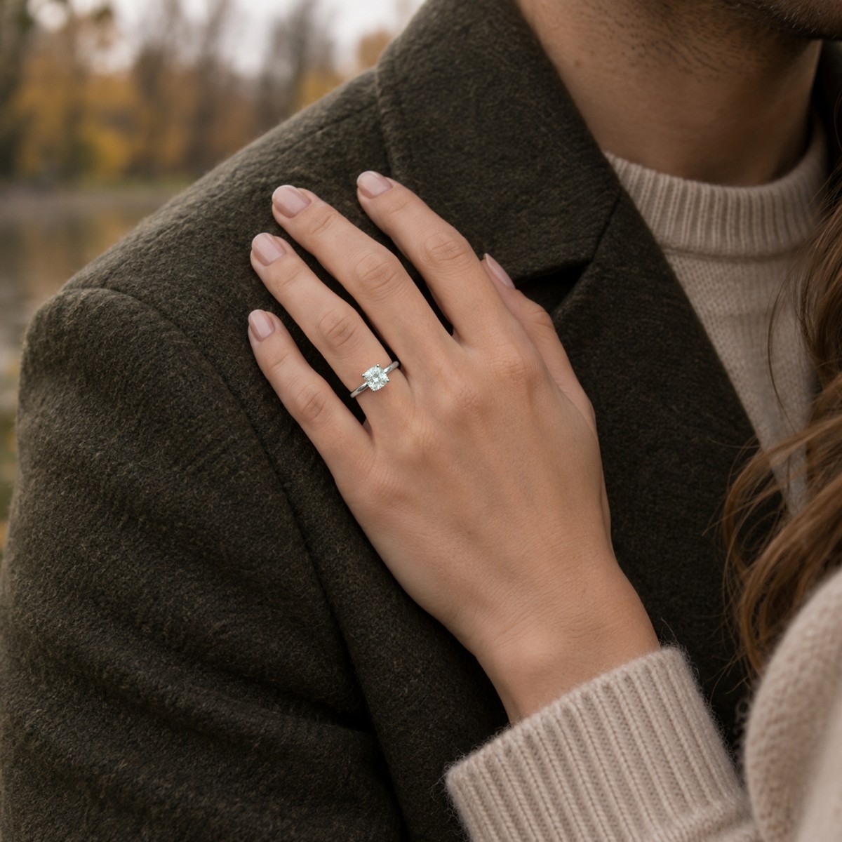 Altessa - Anel de noivado solitário em moissanite de talhe almofada com cravação alta em quatro garras