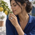 Wisteria - Anel em moissanite oval com aro em forma de videira entrelaçada
