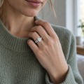 Wisteria - Anel em moissanite oval com aro em forma de videira entrelaçada