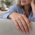 Juliette - Anel de noivado com moissanite redonda e aro em pavé