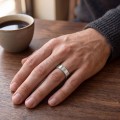 Horizon - Aliança de casamento para homem com moissanite com rebordos em pavé