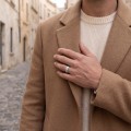 Horizon - Aliança de casamento para homem com moissanite com rebordos em pavé