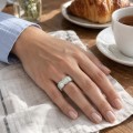 Devotion - Anel de memória completa em moissanite de talhe esmeralda com engastes em bisel