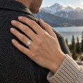Sylvaine - Anel de noivado em moissanite oval com grupos de pedras navette em forma de folhas e aro bifurcado
