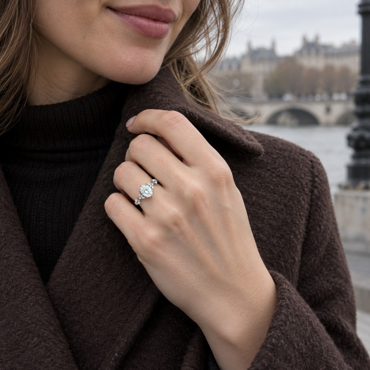 Sylvaine - Anel de noivado em moissanite oval com grupos de pedras navette em forma de folhas e aro bifurcado