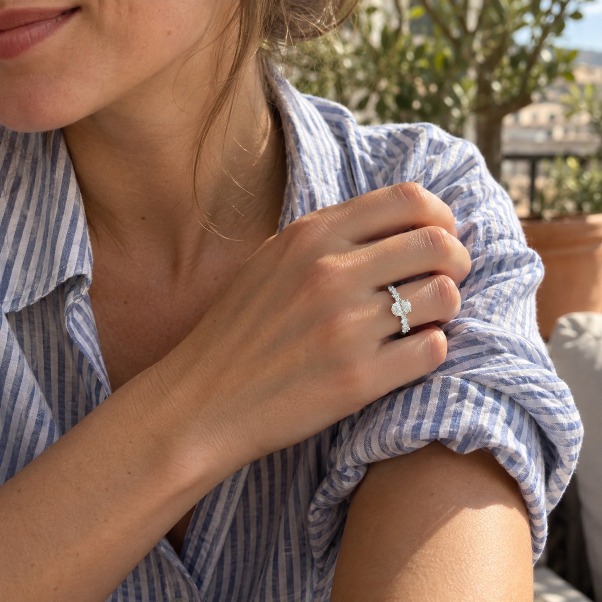 Constella - Anel de noivado com moissanite oval e pedras laterais dispersas