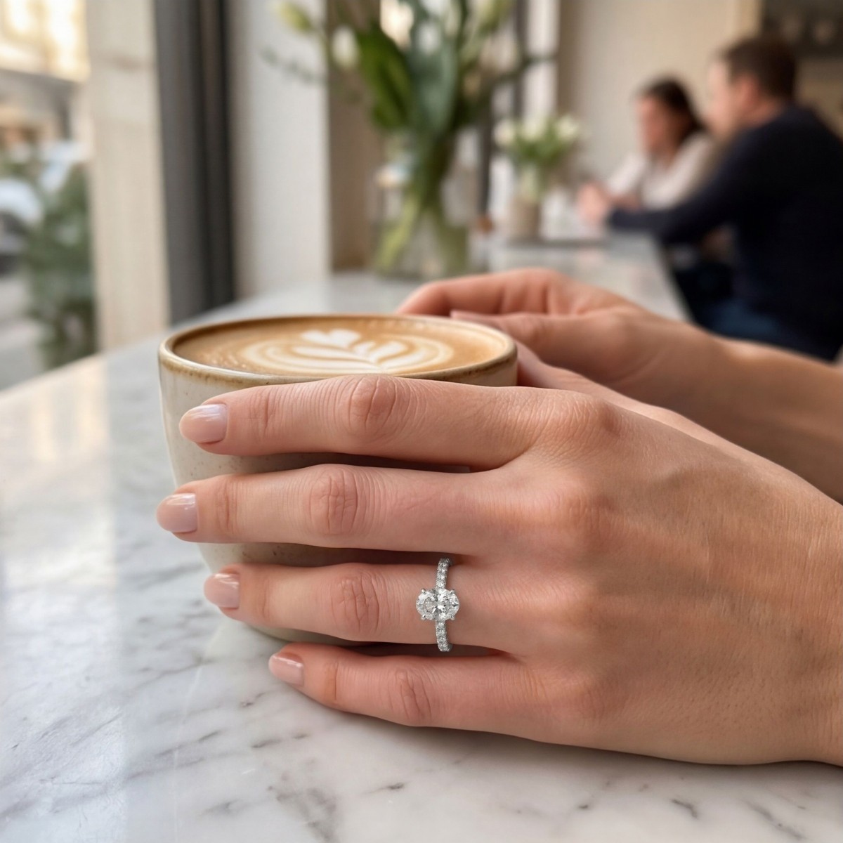 Nina anel - Anel com moissanite oval e pedras laterais em pavé