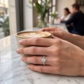 Nina anel - Anel com moissanite oval e pedras laterais em pavé