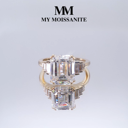 Rectanglo - Anel com moissanite de talhe esmeralda com pedras secundárias de talhe baguette