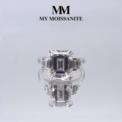 Rectanglo - Anel com moissanite de talhe esmeralda com pedras secundárias de talhe baguette